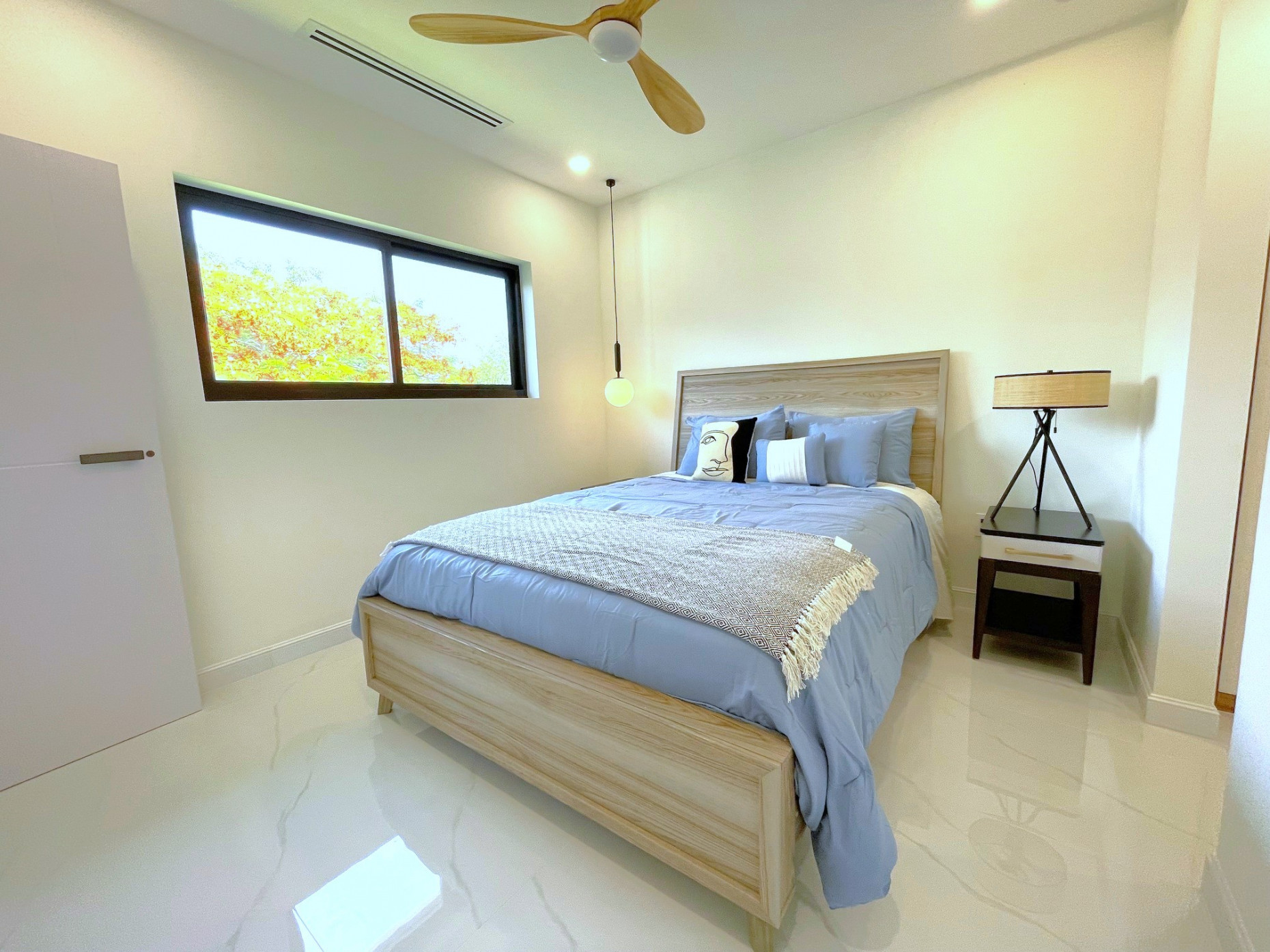 Arza 2 Bed, 2 Bath Plus Den - Beautifully Furnished