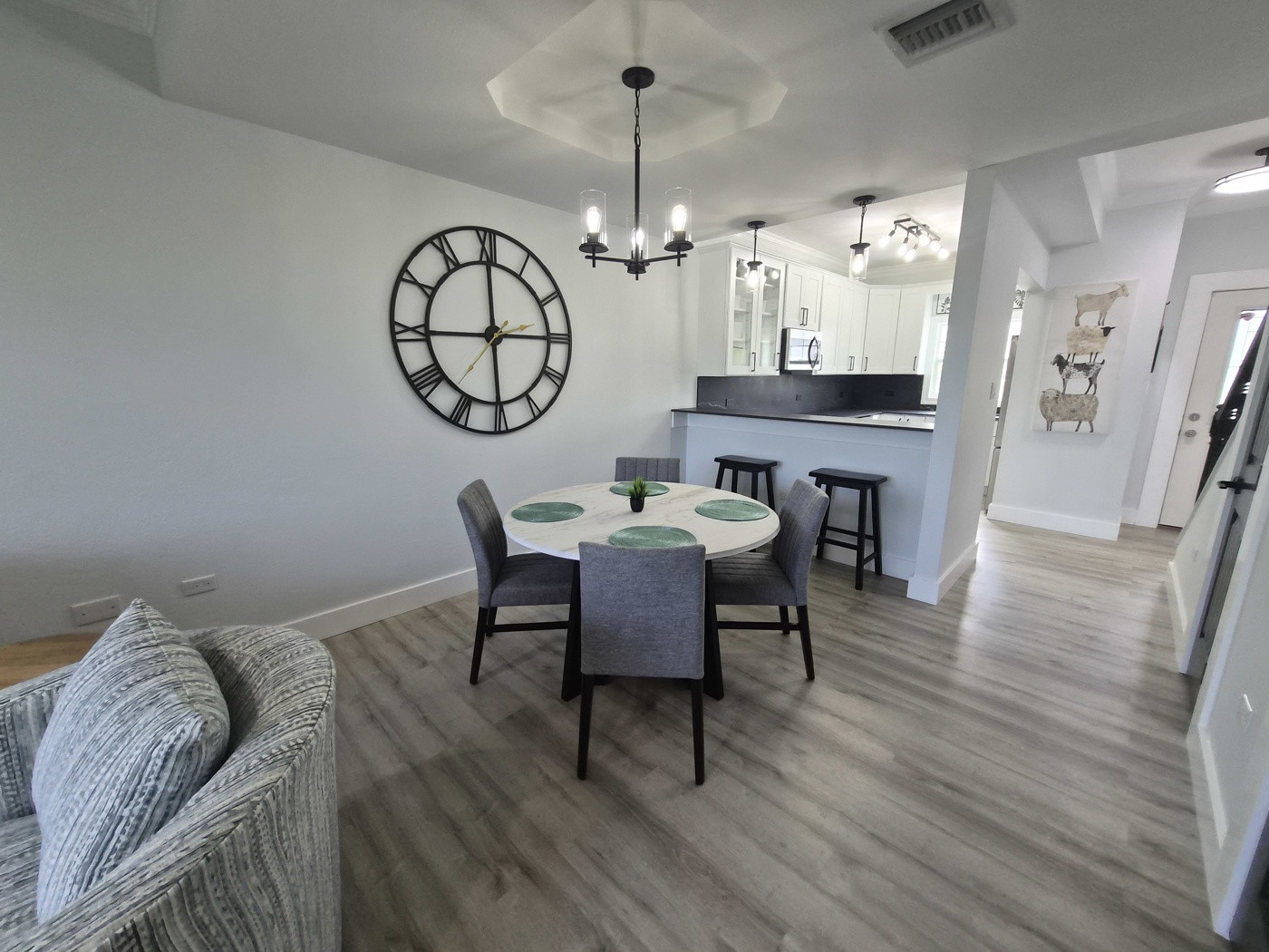 Stunning Renovated 2 Bedroom Plus Den In West Bay