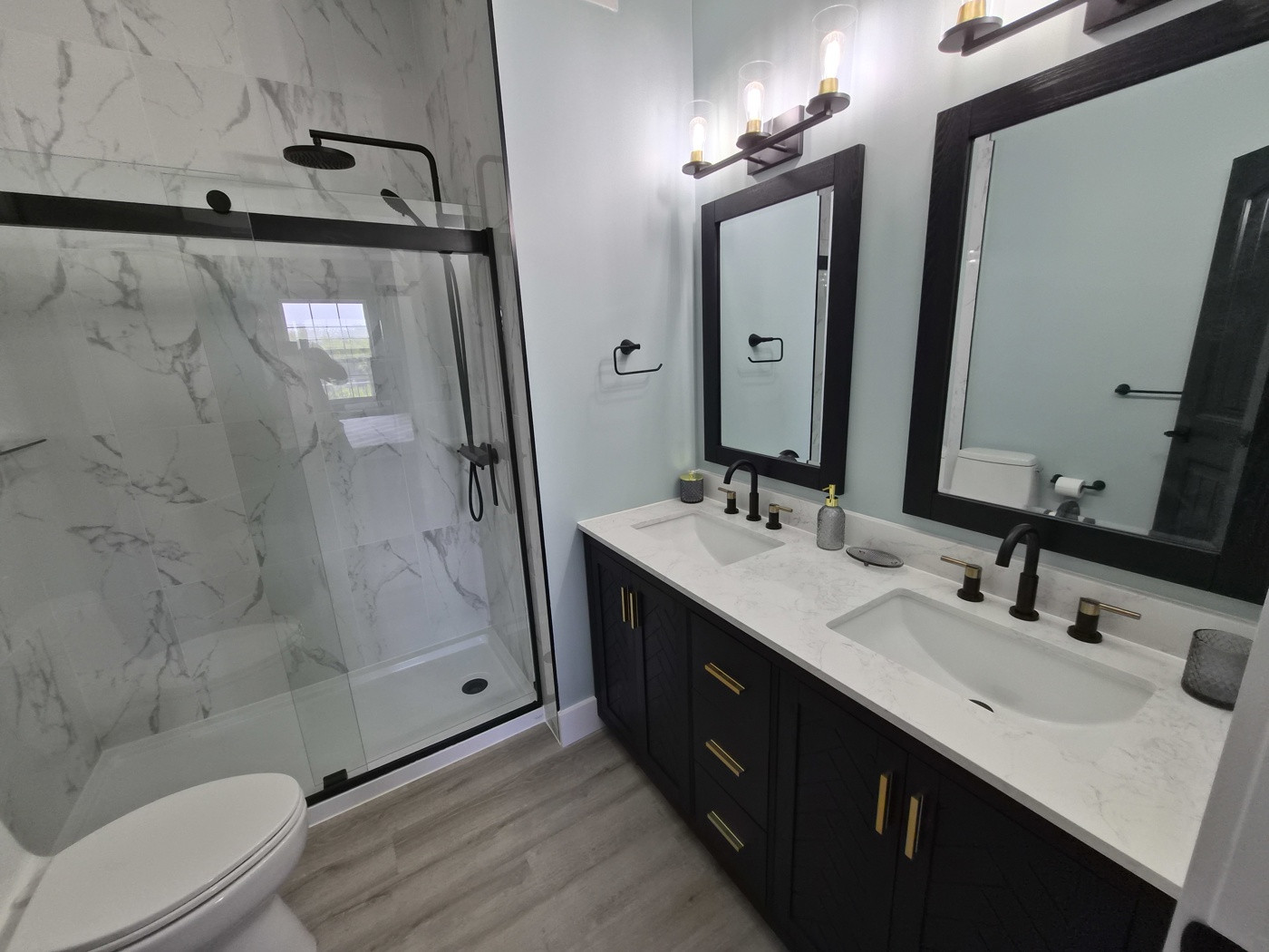 Stunning Renovated 2 Bedroom Plus Den In West Bay