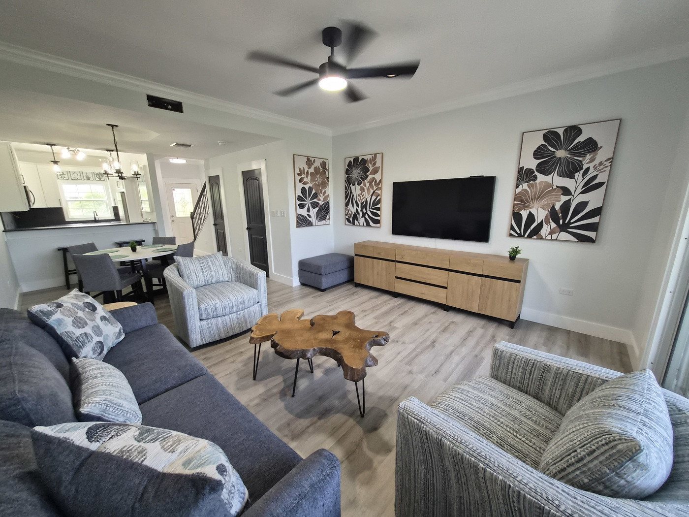 Stunning Renovated 2 Bedroom Plus Den In West Bay