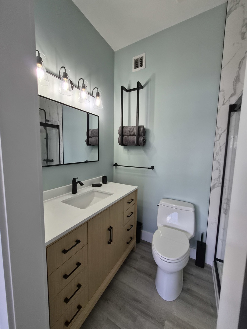 Stunning Renovated 2 Bedroom Plus Den In West Bay