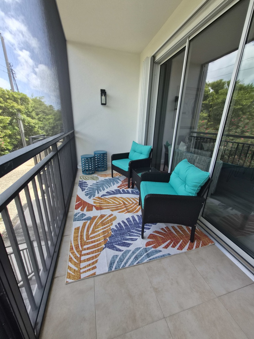 Stunning Renovated 2 Bedroom Plus Den In West Bay