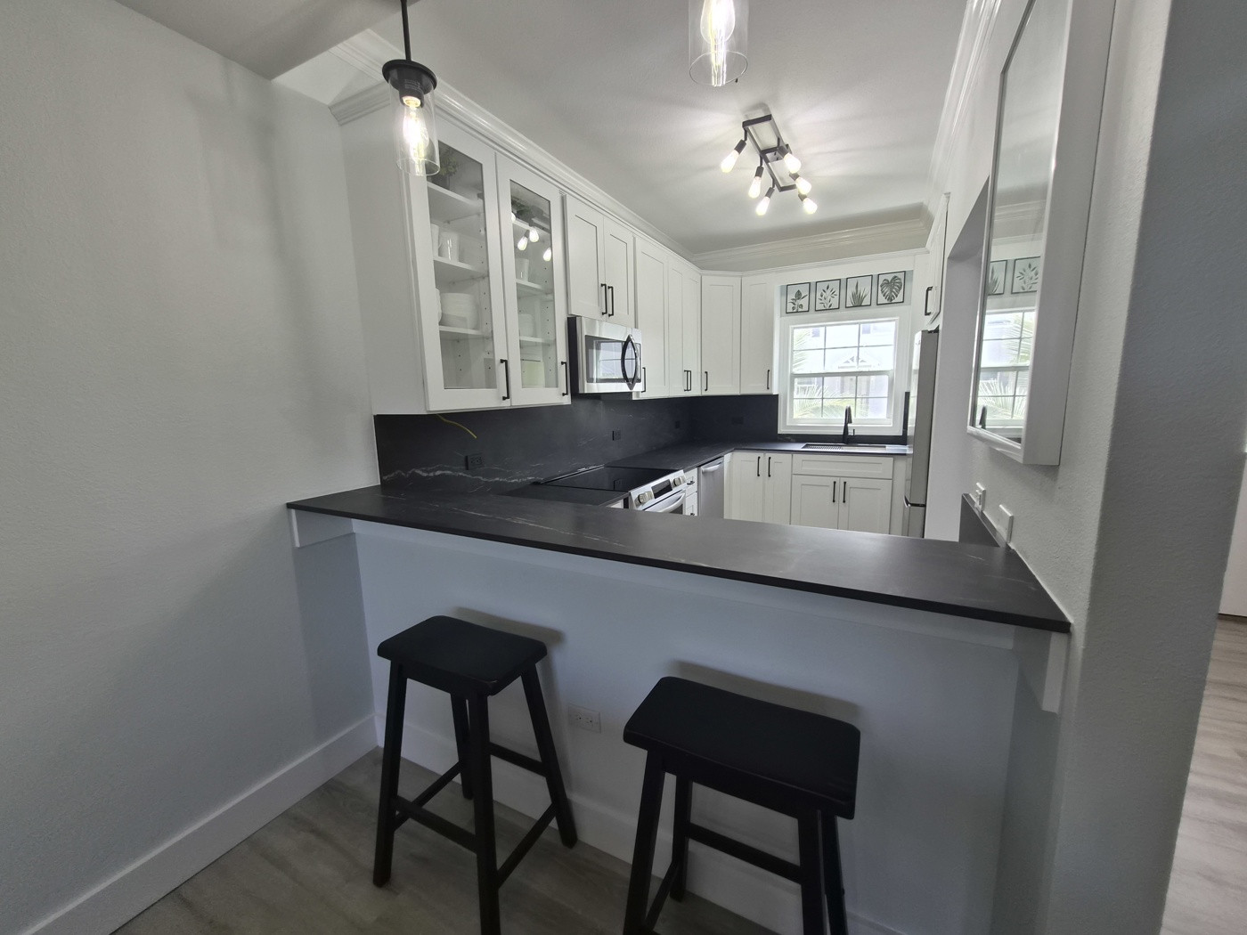 Stunning Renovated 2 Bedroom Plus Den In West Bay
