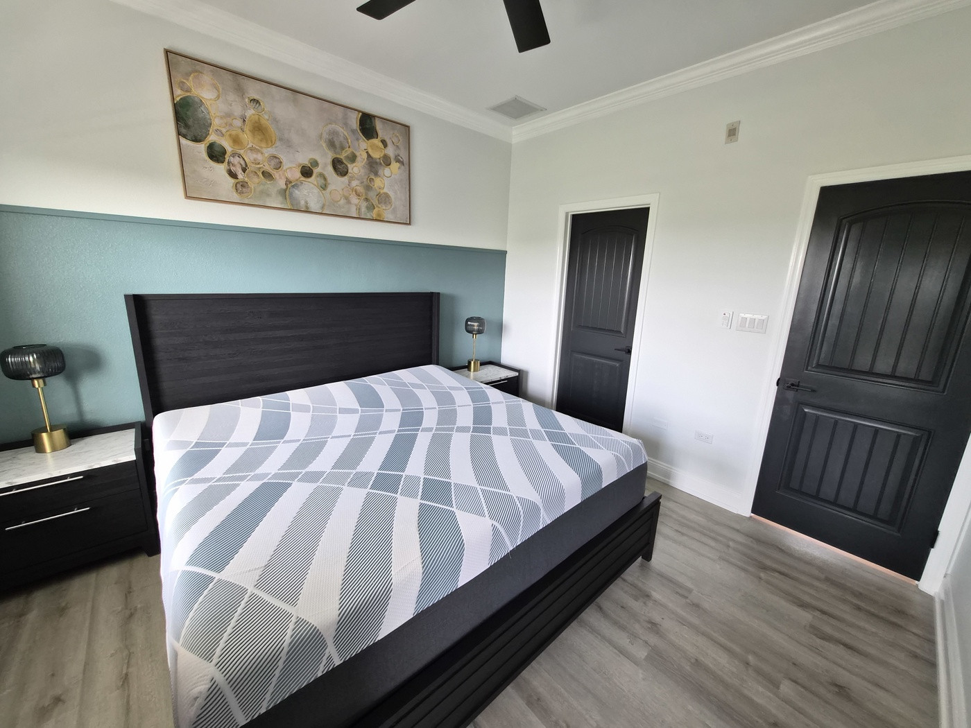 Stunning Renovated 2 Bedroom Plus Den In West Bay
