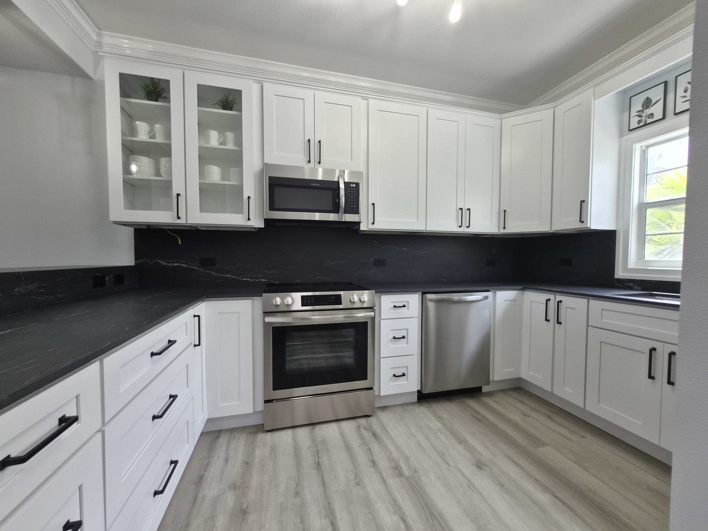 Stunning Renovated 2 Bedroom Plus Den In West Bay