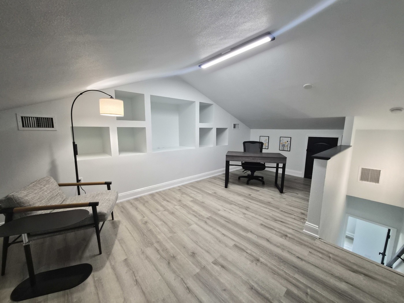 Stunning Renovated 2 Bedroom Plus Den In West Bay
