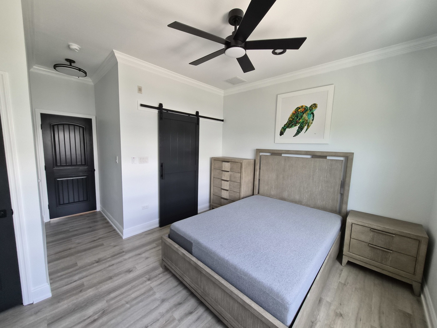 Stunning Renovated 2 Bedroom Plus Den In West Bay