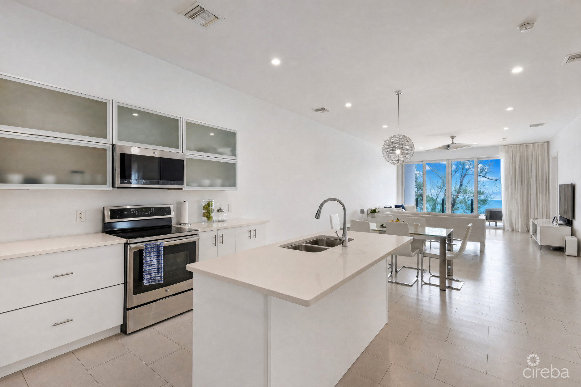 SHORE CLUB #6- OCEAN VIEW PENTHOUSE WITH PRIVATE ROOFTOP TERRACE