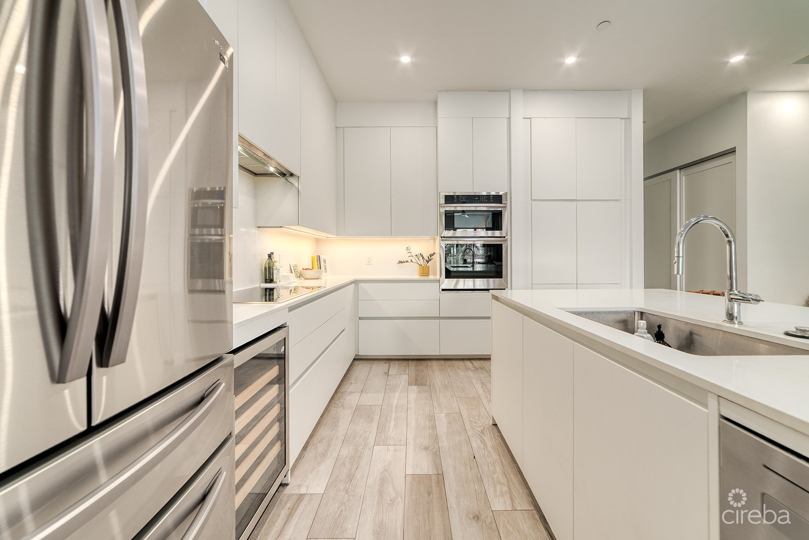 AURA  OCEANVIEW THREE BED TOWNHOME WITH DEN