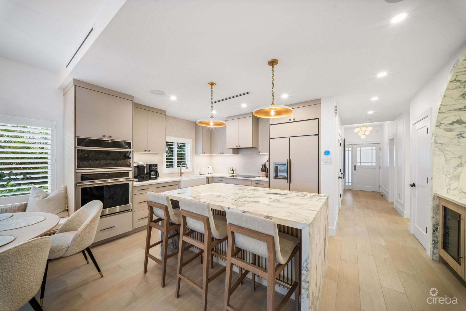 AVALON 9, EXQUISITE BEACHFRONT CONDO