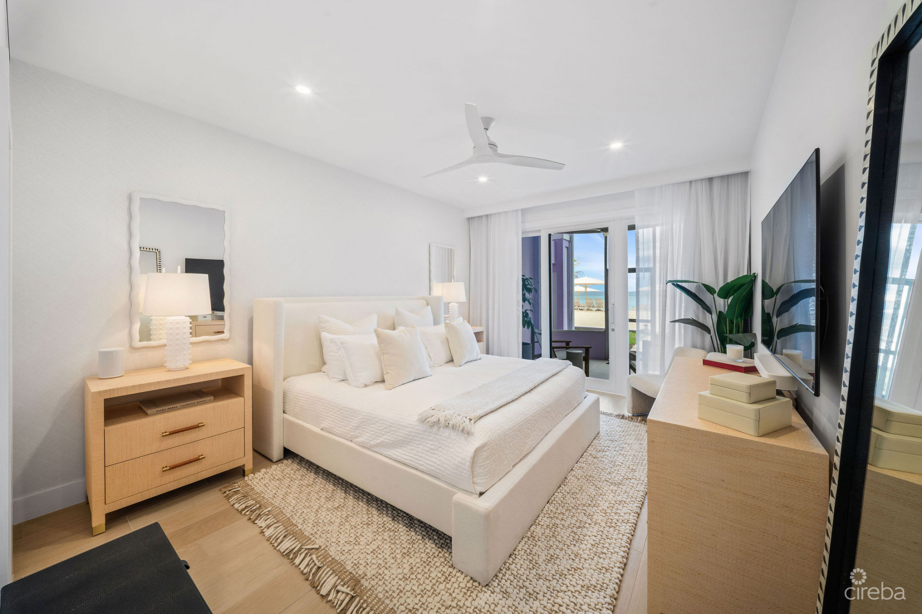 AVALON 9, EXQUISITE BEACHFRONT CONDO