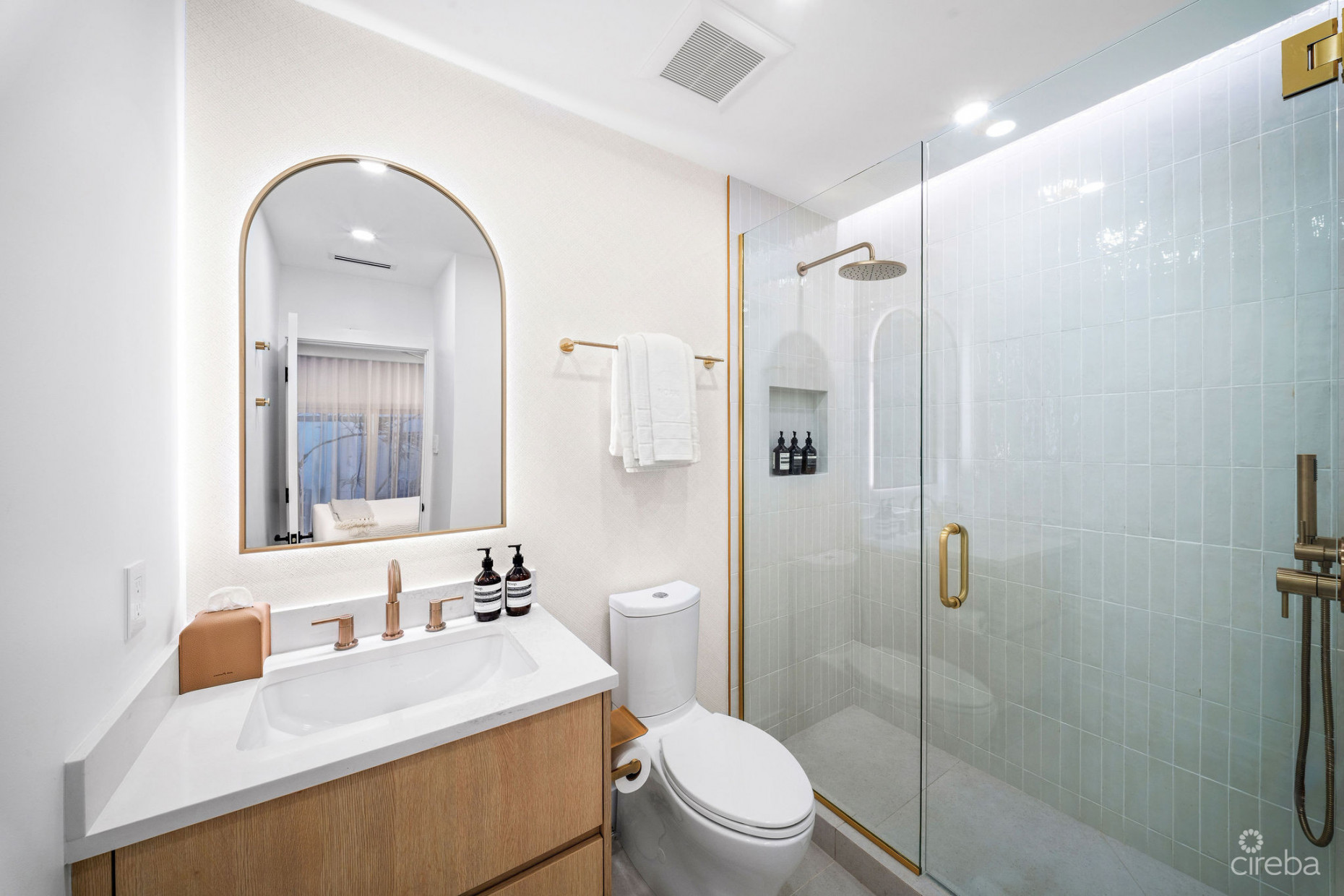 AVALON 9, EXQUISITE BEACHFRONT CONDO