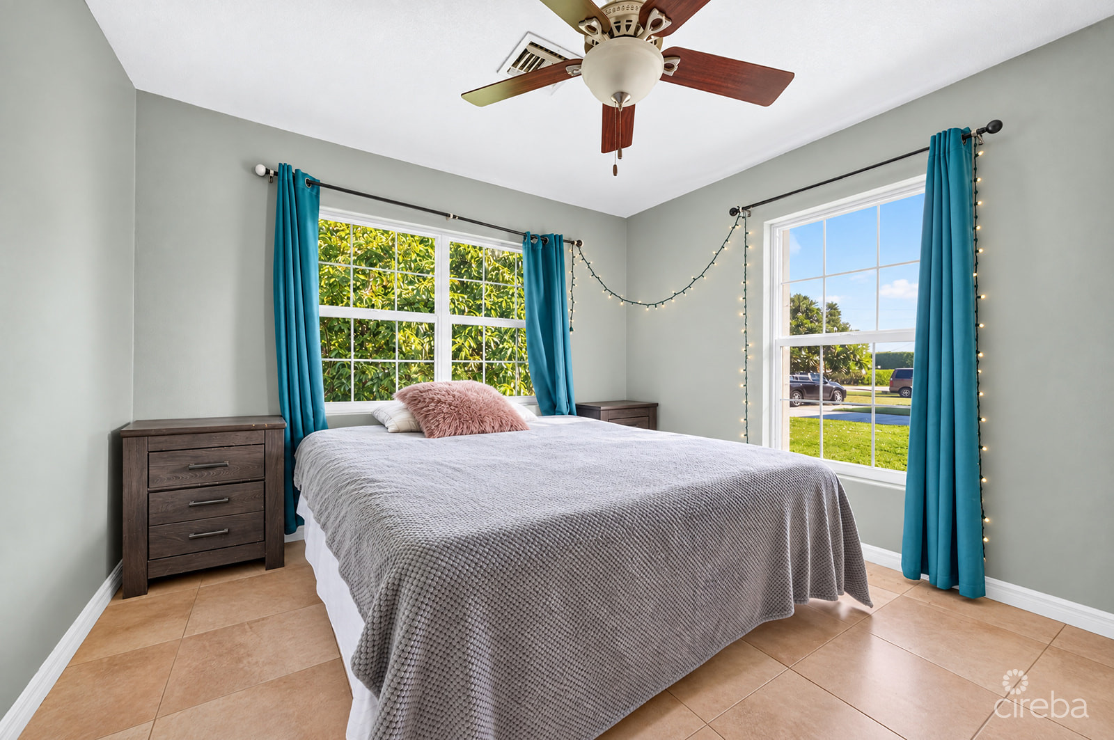 3 BEDROOM HOME ON DUPLEX LOT W/APPROVED PLANS FOR  ADDITIONAL 4-BEDROOM HOME