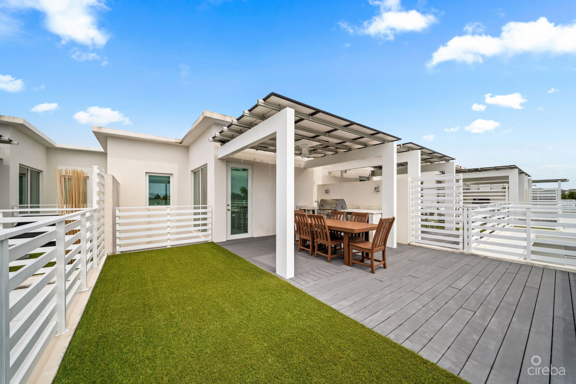 SOLARA #104 | LUXURY TOWNHOUSE IN CRYSTAL HARBOUR