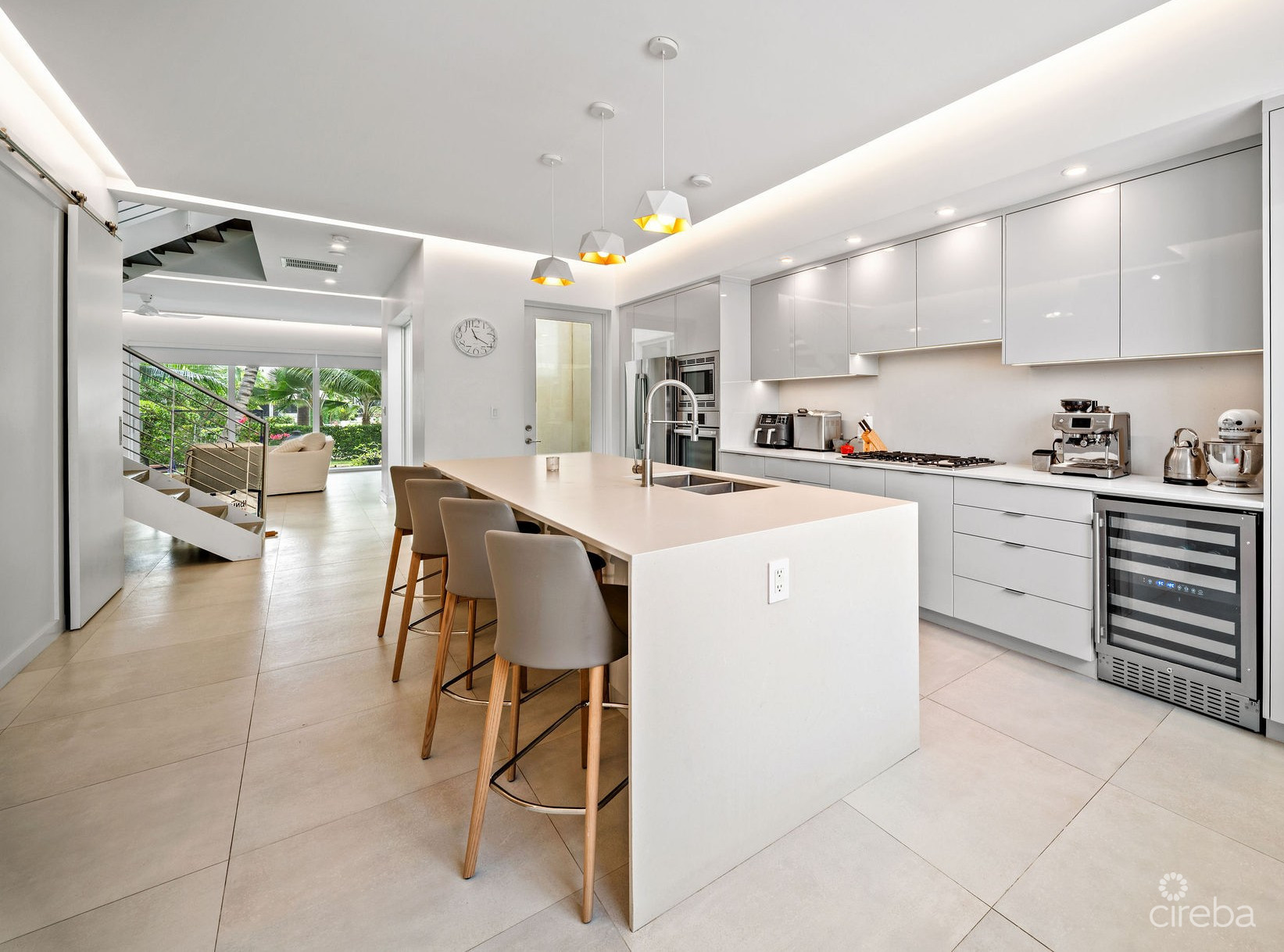 SOLARA #104 | LUXURY TOWNHOUSE IN CRYSTAL HARBOUR