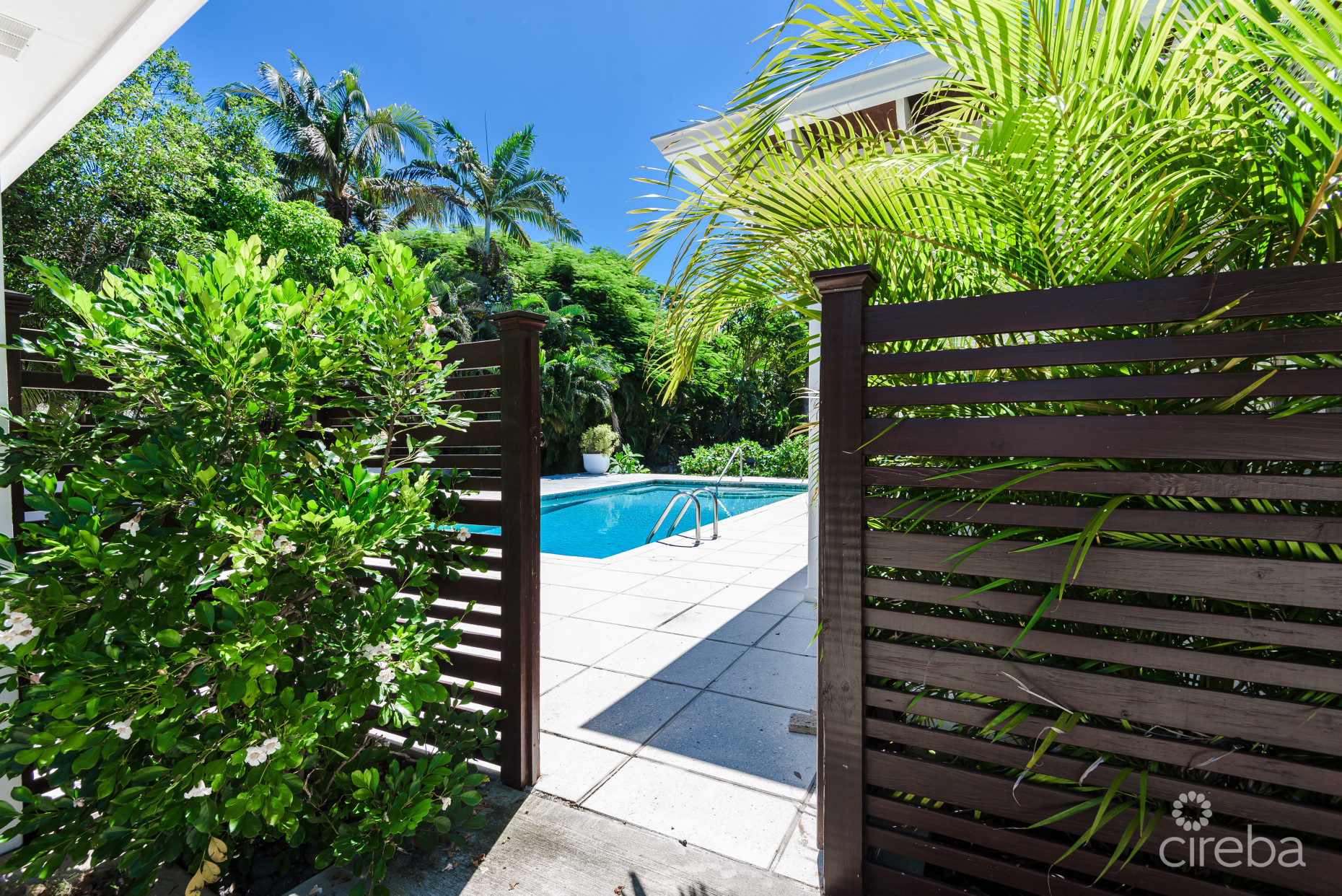 SEVEN MILE BEACH CORRIDOR FAMILY HOME