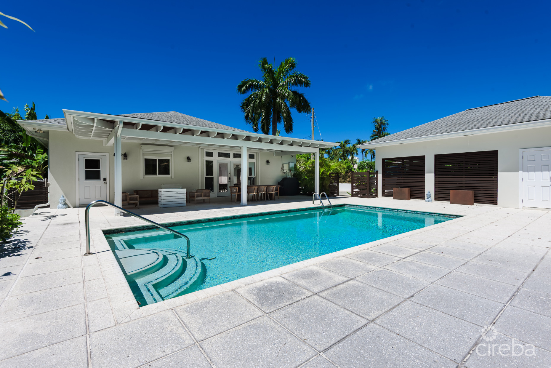 SEVEN MILE BEACH CORRIDOR FAMILY HOME