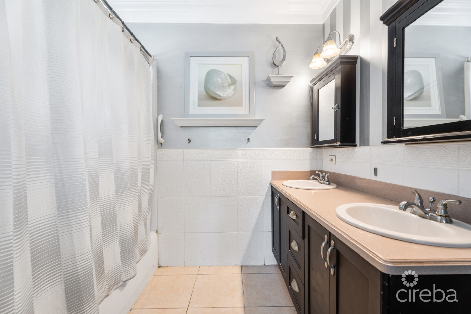 CHARMING SAVANNAH HOME WITH PICTURE PERFECT STREET APPEAL!