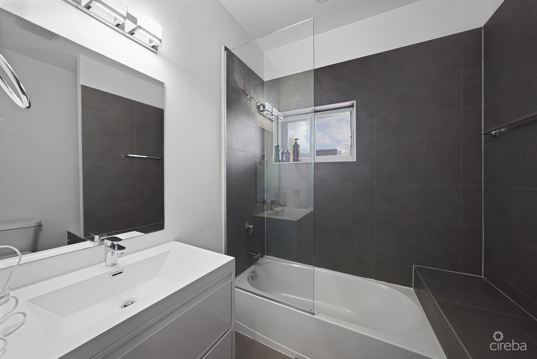 LIGHTHOUSE MANOR 25 | BEAUTIFUL ONE BED TOWNHOUSE