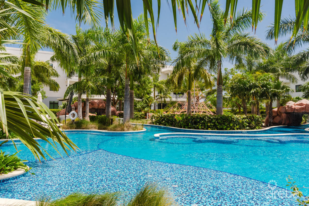 OLEA 123 - 4 BEDROOM CANAL FRONT DUPLEX/FAMILY HOME