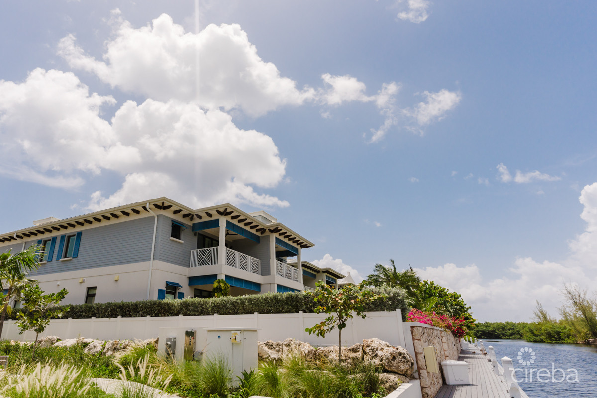 OLEA 123 - 4 BEDROOM CANAL FRONT DUPLEX/FAMILY HOME