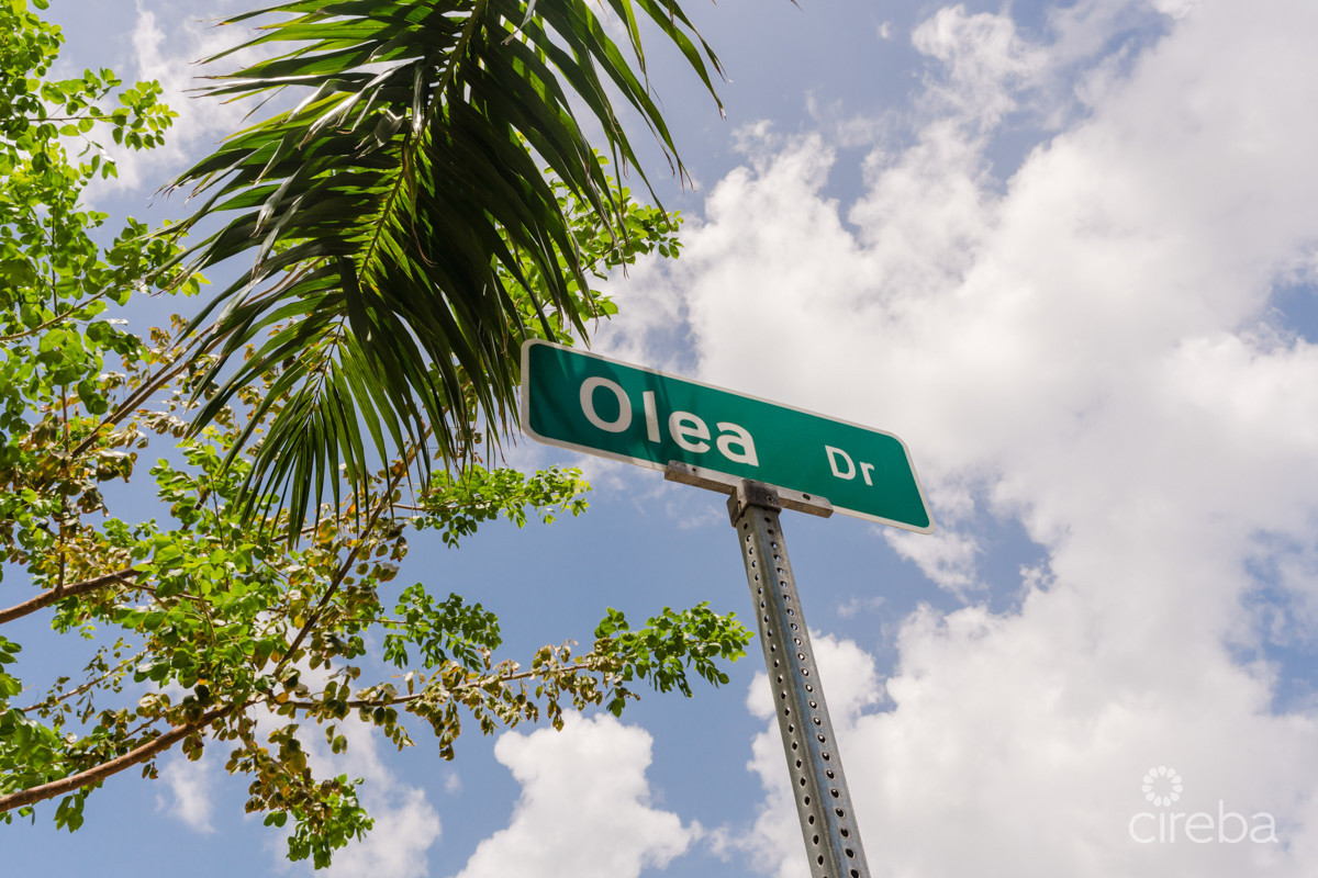OLEA 123 - 4 BEDROOM CANAL FRONT DUPLEX/FAMILY HOME