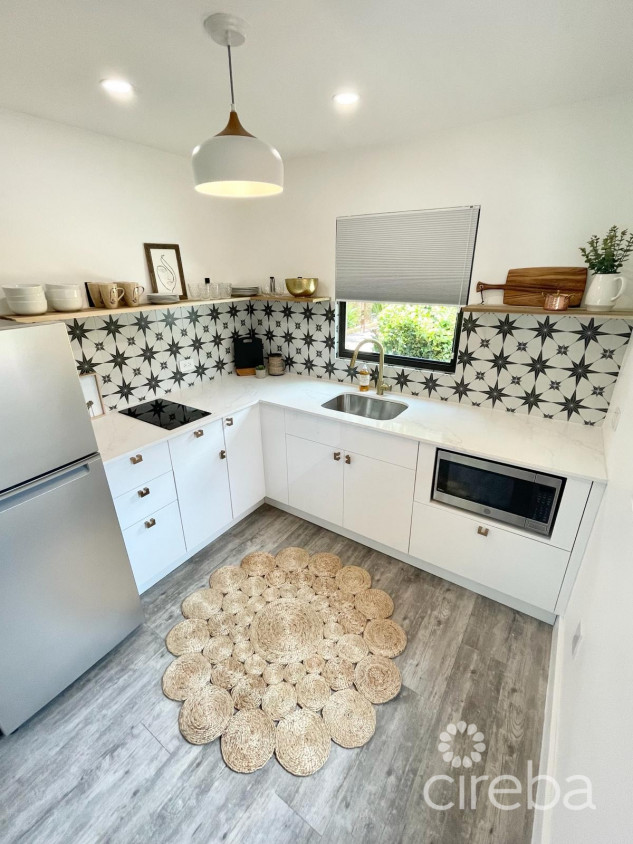 BOHO BEACH STUDIO 20 STEPS TO THE BEACH!