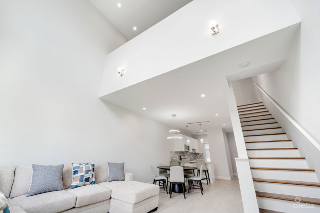 SPACIOUS & MODERN 3 BR TOWNHOME - EXCELLENT LOCATION!