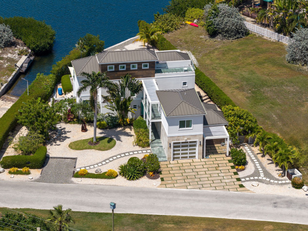 24  Shorewinds Trail, The Shores Family Home