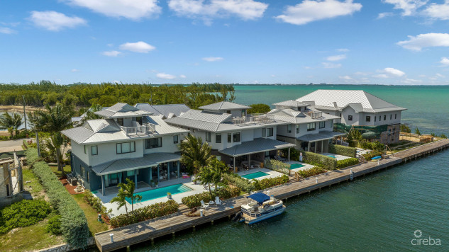 LARGE SEAHAVEN 2 BED WITH POOL - OCEANVIEW AND CANAL FRONT