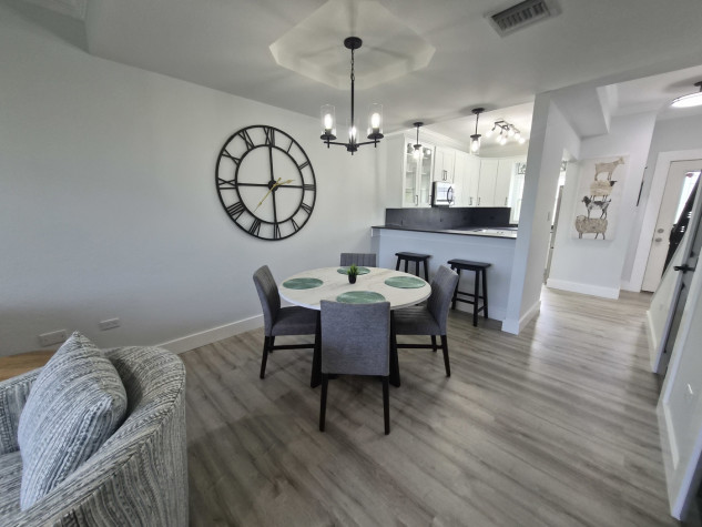 Stunning Renovated 2 Bedroom Plus Den In West Bay