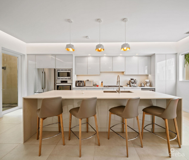 SOLARA #104 | LUXURY TOWNHOUSE IN CRYSTAL HARBOUR